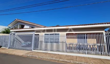 Casa à venda no Jd. São João Batista, São Carlos: 3 dormitórios, suíte, armários e muito mais!