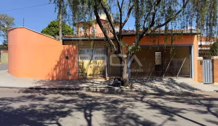 Casa padrão à venda no Jardim Santa Paula, São Carlos - 3 dormitórios, suíte e garagem para 2 carros.