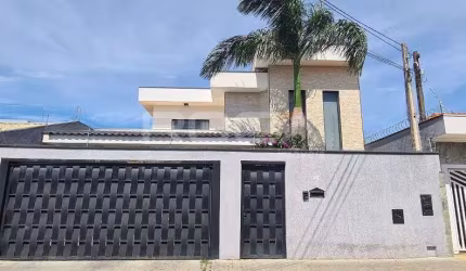 Casa padrão à venda na Vila Brasília, São Carlos: 3 dormitórios, churrasqueira e mais!