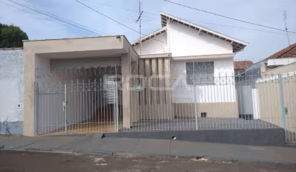 Casa à venda no Centro de São Carlos com 2 dormitórios e garagem coberta