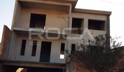 Sobrado de 3 dormitórios com suíte e quintal em São Carlos