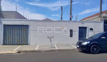 Casa Padrão à Venda no Jardim Centenário, São Carlos - 2 Dormitórios, 2 Garagens e Edícula