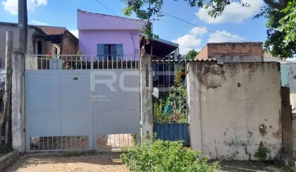 Casa padrão à venda em ótima localização no bairro Cidade Aracy, São Carlos