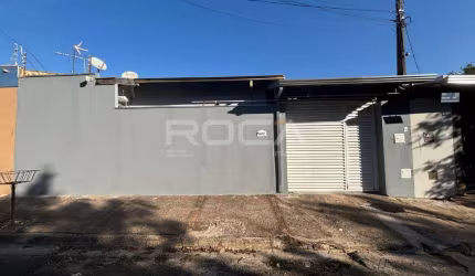 Casa à venda no bairro Douradinho em São Carlos: 2 dormitórios, armários planejados e garagem coberta!