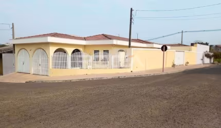 Casa à venda e locação no bairro Jardim Hikare, São Carlos - 4 dormitórios!