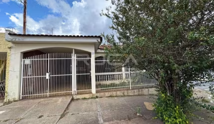 Casa à venda em Vila Prado, São Carlos! 3 dormitórios, 2 garagens e lareira.