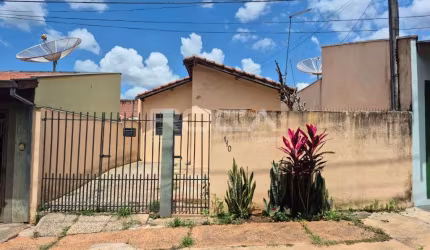 Casa à venda em São Carlos com 2 dormitórios e 2 garagens cobertas