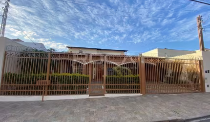 Casa espaçosa com 5 dormitórios no Centro de São Carlos