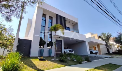 Casa Sobrado à venda no bairro QUEBEC em São Carlos - 3 suítes, closet, 2 cozinhas, garagem coberta.