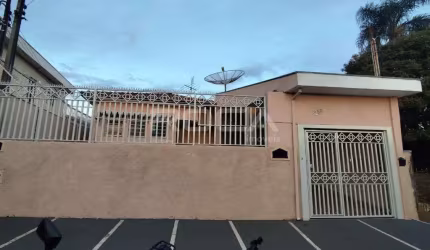 Casa padrão para alugar na Vila Brasília, São Carlos: 2 dormitórios, suíte, garagem coberta e mais!