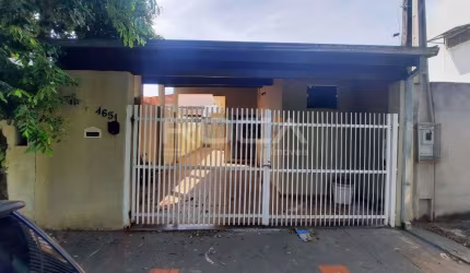 Casa no Jardim São Carlos, São Carlos: 2 dormitórios, 2 banheiros, 2 garagens cobertas!