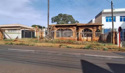 Casa de alto padrão no CENTRO de São Carlos - 4 dormitórios e suíte