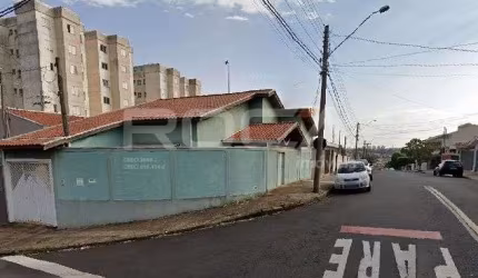 Casa padrão à venda na Vila Marcelino, São Carlos: 2 dormitórios, suíte e garagem.
