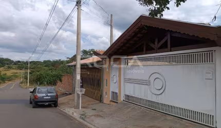 Casa à venda no Jardim Araucária, São Carlos: 2 dormitórios, churrasqueira e muito mais!