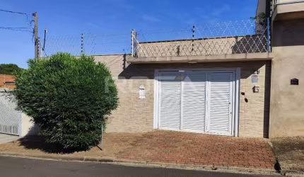 Casa padrão para alugar no Jardim Hikare, São Carlos - 3 dormitórios, piscina e churrasqueira!