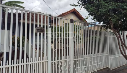 Charmosa casa à venda no CENTRO de São Carlos