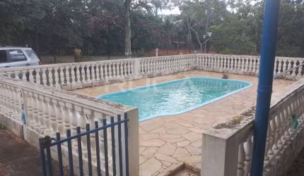 Chácara à venda em São Carlos: ampla casa com 2 dormitórios