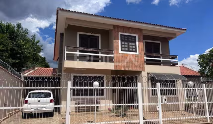 Casa de Alto Padrão no Centro de São Carlos com 3 Dormitórios e 5 Banheiros
