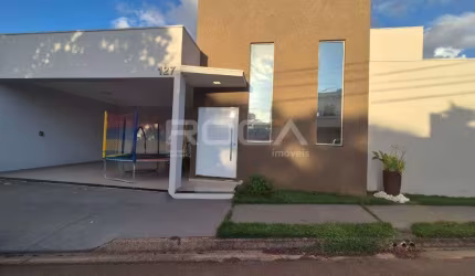 Casa no Condomínio São Carlos 1: 3 suítes, closet, piscina aquecida e churrasqueira