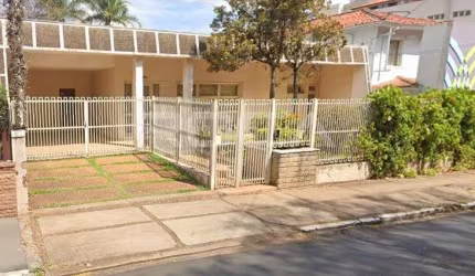 Casa à venda no Centro de São Carlos com 4 dormitórios, suíte e 4 garagens