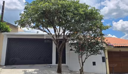 Casa à venda no Parque dos Timburis, São Carlos: 2 dormitórios, churrasqueira e armários embutidos