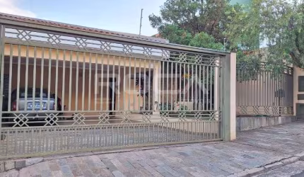 Casa padrão à venda no Jardim São Carlos, São Carlos - 3 dormitórios, suíte, closet e aquecedor solar.