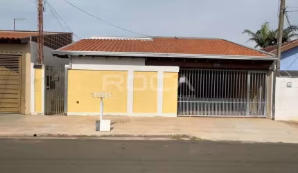 Casa padrão à venda em Boa Vista, São Carlos: 2 dormitórios, 3 garagens cobertas!
