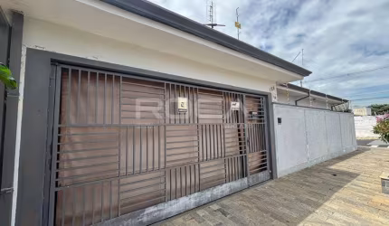 Casa à venda em São Carlos, 3 dormitórios, suíte, garagem coberta