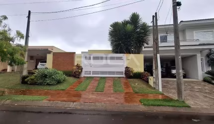 Charmosa casa em condomínio à venda em São Carlos!