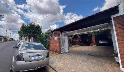 Casa padrão com 3 dormitórios e 5 garagens na Vila São José, São Carlos