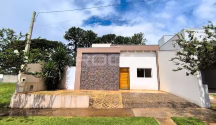 Casa à venda e locação em Faixa Azul, São Carlos: 03 dormitórios, armários, 2 garagens.