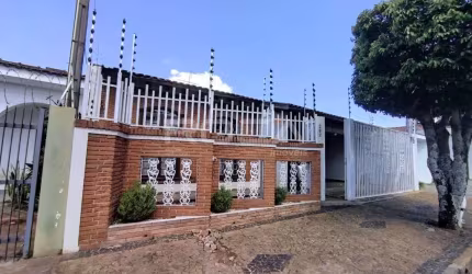 Casa à venda no Jardim Cardinalli, São Carlos - 4 dormitórios, suíte, 3 garagens cobertas!