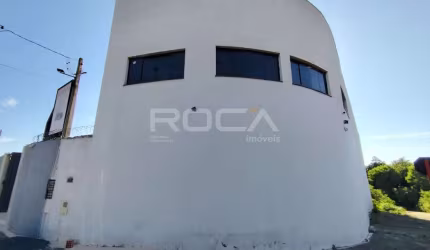 Barracão comercial no Belvedere, São Carlos: espaçoso e funcional!