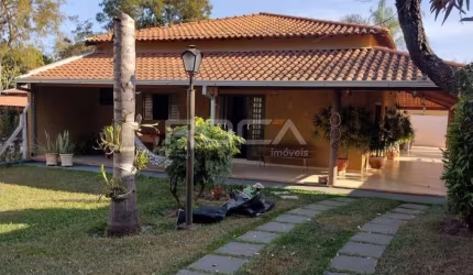 Chácara à venda em Balneário Santo Antônio, Itirapina - 5 dormitórios, churrasqueira e piscina!