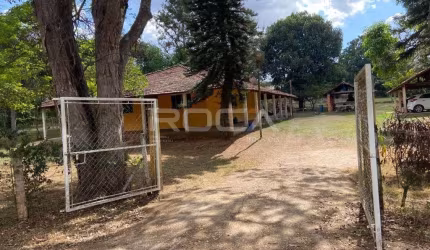 Casa de campo com churrasqueira na varanda em Chácara Leila, São Carlos