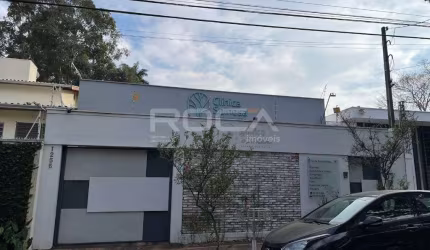 Imóvel Comercial no Centro de São Carlos: 4 banheiros, cozinha, copa, 2 garagens, armários embutidos