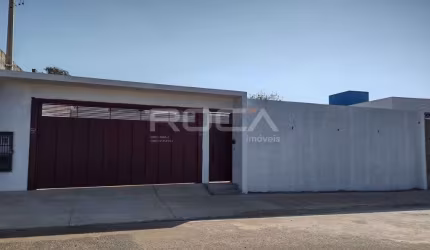 Casa com Área de Lazer no Belvedere, São Carlos: 1 suíte, cozinha e 5 garagens!