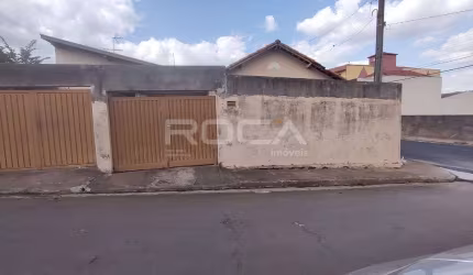 Casa padrão à venda na Vila Costa do Sol, São Carlos: 3 dormitórios, 2 banheiros e 4 garagens!