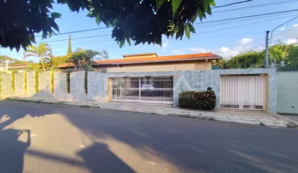Casa de alto padrão com piscina e churrasqueira no Jardim Macarengo, São Carlos