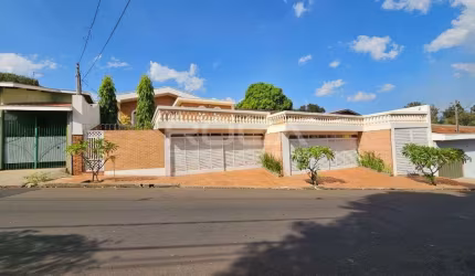 Linda casa padrão à venda na Vila Brasília - São Carlos