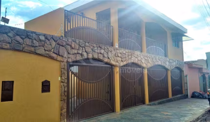 Casa à venda no Jardim Cruzeiro do Sul, São Carlos - 3 dormitórios e 2 vagas de garagem
