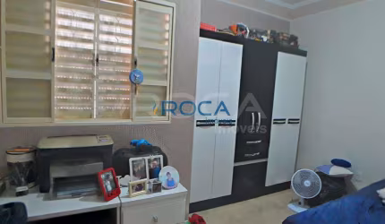 Casa padrão à venda na Vila Faria, São Carlos: 2 dormitórios, suíte, churrasqueira e garagem coberta
