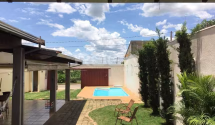 Casa padrão à venda em Jardim Embaré, São Carlos - 2 dormitórios, suíte e 4 garagens