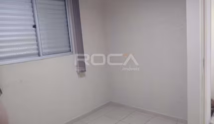 Apartamento de 2 dormitórios com armários e garagem coberta em São Carlos