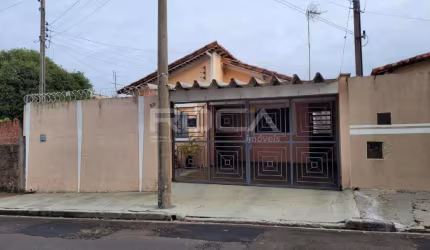 Casa padrão à venda na Vila Prado, São Carlos: 3 dormitórios, 2 banheiros e 3 garagens.