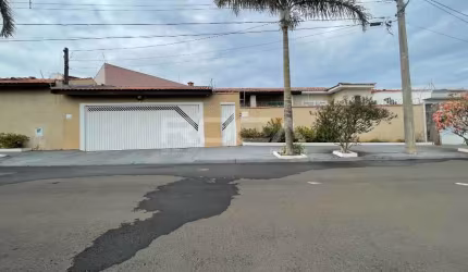 Casa de alto padrão com piscina aquecida no Jardim das Torres, São Carlos