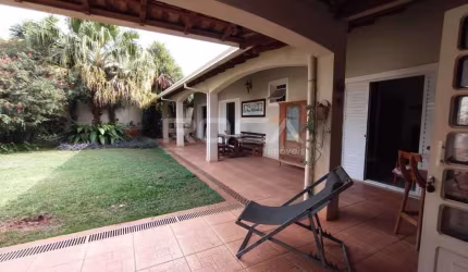 Ampla casa na rua com 3 lotes