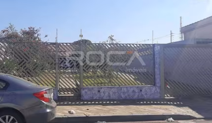Casa à venda na Vila Prado, São Carlos: 03 dormitórios e edícula.