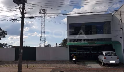 Ótimo Salão Comercial à Venda no Centro de São Carlos - 6 Banheiros e 20 Vagas de Garagem!