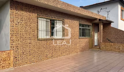 Sobrado  a venda possui 275 m²  com 2 dormitórios e 4 vagas de garagem, no valor de  R$ 450.000,00